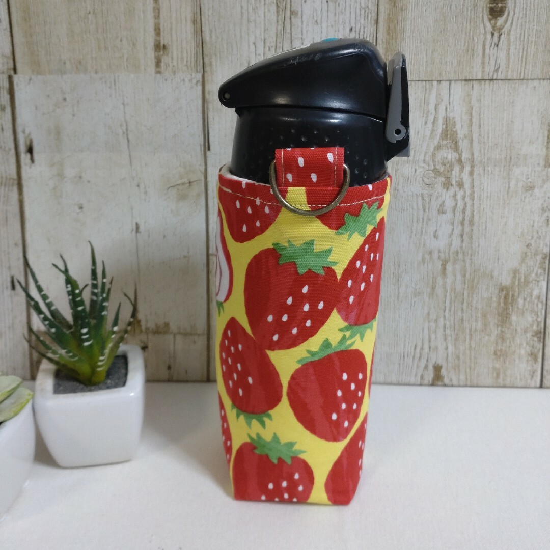 サービス品　THERMOS　水筒カバー　500ml 400ml 大きないちご ハンドメイドのキッズ/ベビー(外出用品)の商品写真