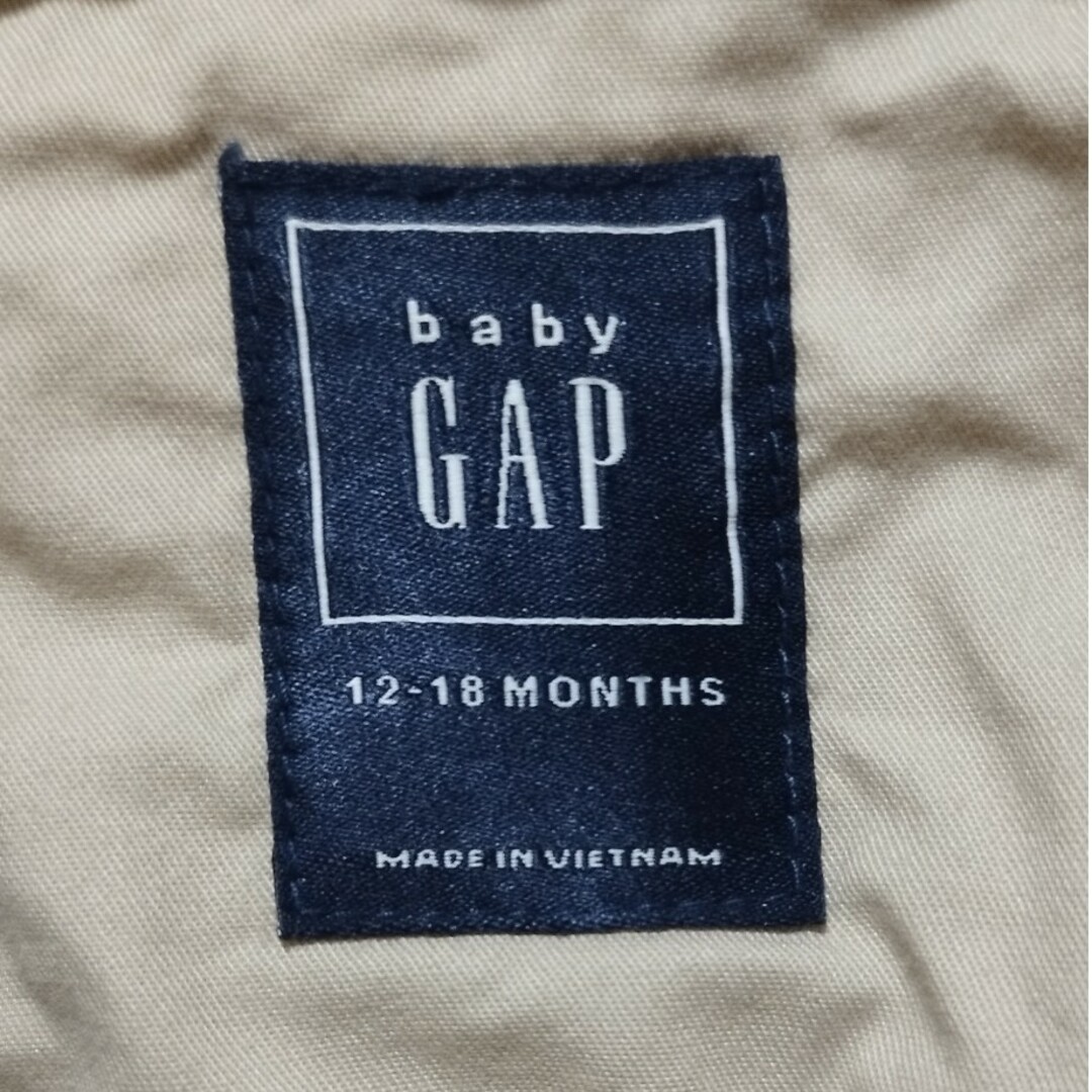 babyGAP(ベビーギャップ)のbabyGAP トレンチコート　80　ベージュ レディースのジャケット/アウター(トレンチコート)の商品写真