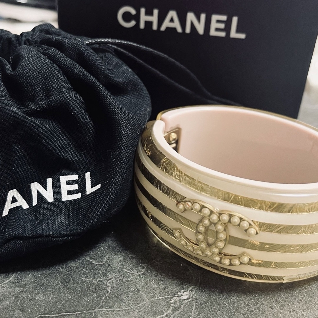 CHANEL(シャネル)の値下げ！レア　シャネル　クリアバングル　 レディースのアクセサリー(ブレスレット/バングル)の商品写真