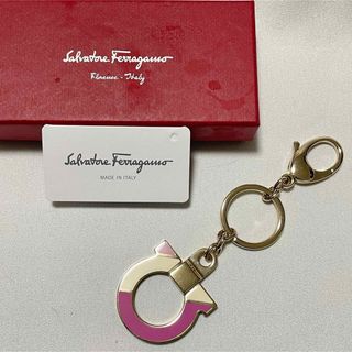 サルヴァトーレフェラガモ(Salvatore Ferragamo)の【箱付き•美品】サルバトーレ フェラガモ キーホルダー ガンチーニ ピンク(キーホルダー)