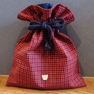 【ハンドメイド】　ファミリア　　赤チェック　　　巾着　✨　給食袋　♥ワッペン付♥(外出用品)