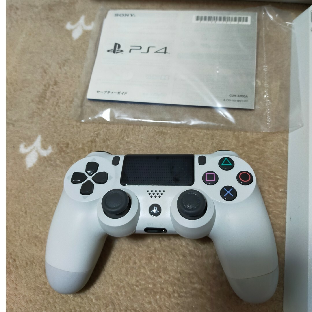 PlayStation4(プレイステーション4)のPS4 500GB グレイシャー・ホワイト エンタメ/ホビーのゲームソフト/ゲーム機本体(家庭用ゲーム機本体)の商品写真