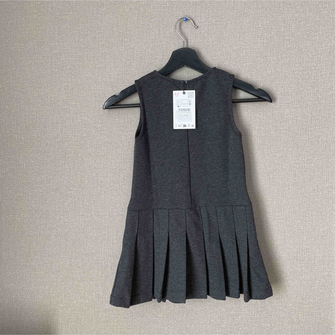 ZARA KIDS(ザラキッズ)のボックスプリーツ　ジャンバースカート キッズ/ベビー/マタニティのキッズ服女の子用(90cm~)(ワンピース)の商品写真