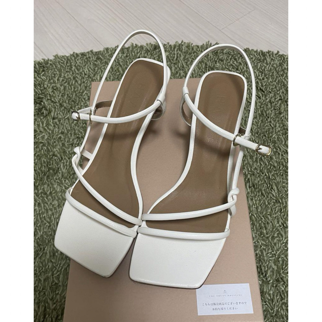 トリートドレッシング HAAVE 白 23cm 真っ白のドレス。オフショルダー部分がくしゅくしゅっとなってい
