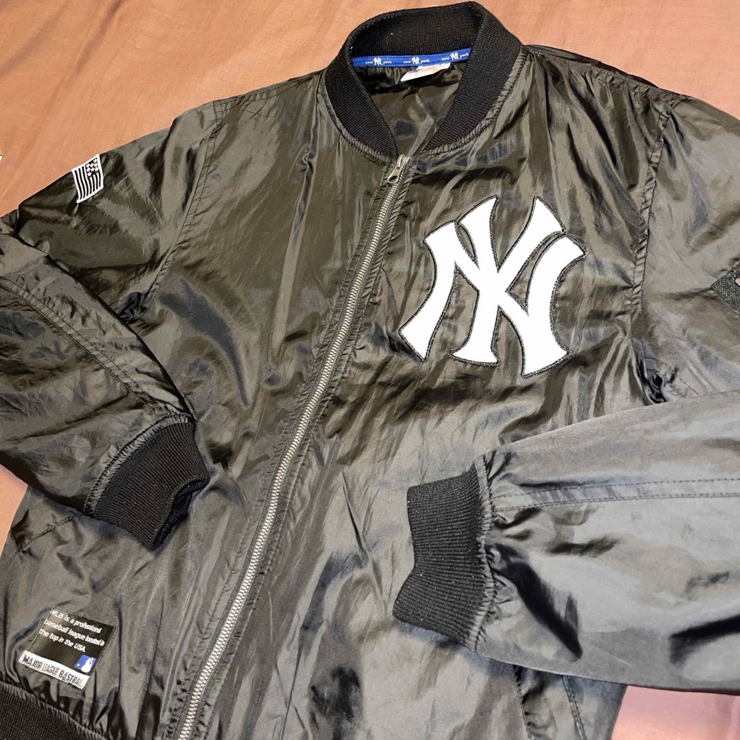 MLB(メジャーリーグベースボール)のMLB ニューヨーク ヤンキース MA-1 タイプナイロンブルゾン ブラック M メンズのジャケット/アウター(ブルゾン)の商品写真