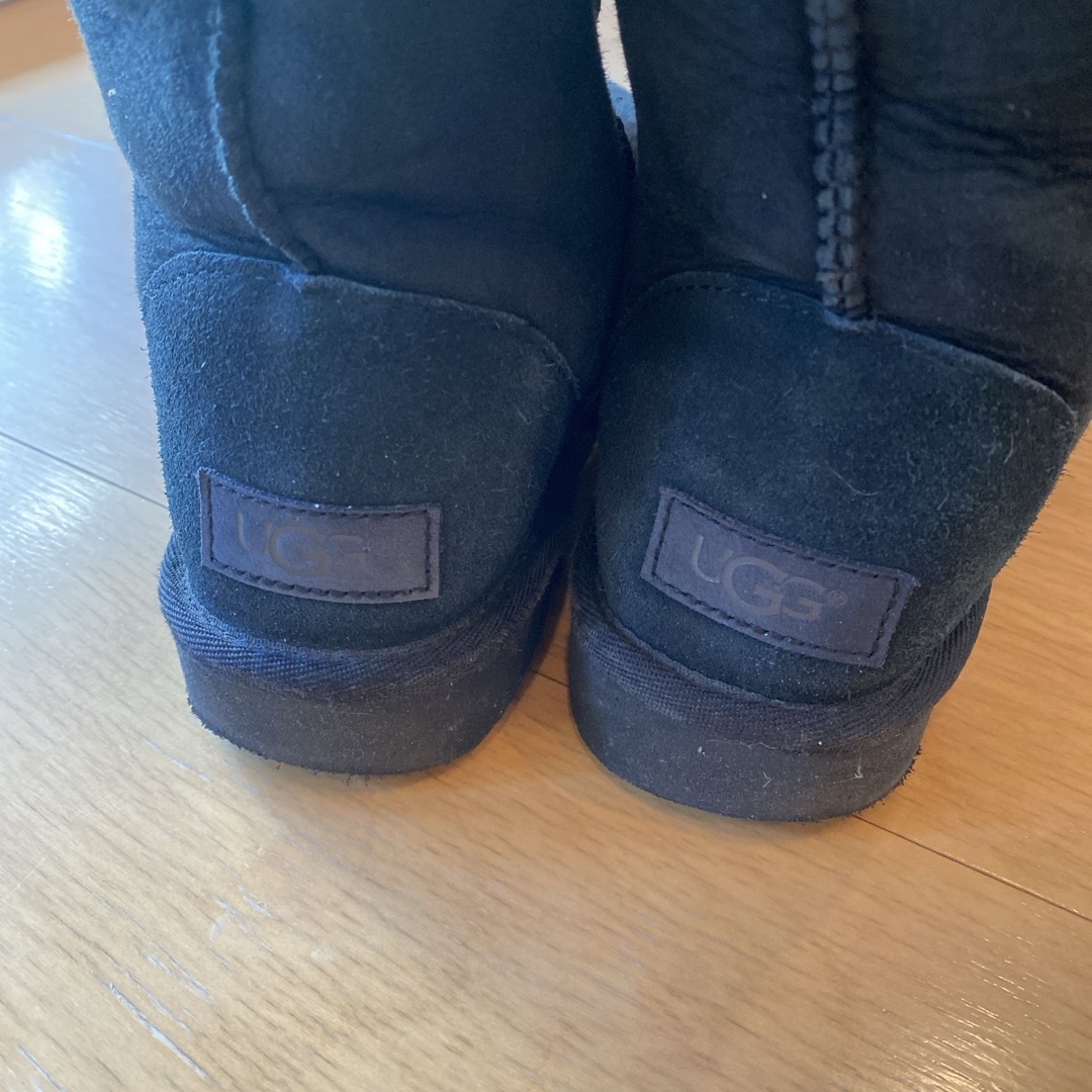 UGG(アグ)のUGG アグ　ブーツ　黒　22センチ　キッズ キッズ/ベビー/マタニティのキッズ靴/シューズ(15cm~)(ブーツ)の商品写真