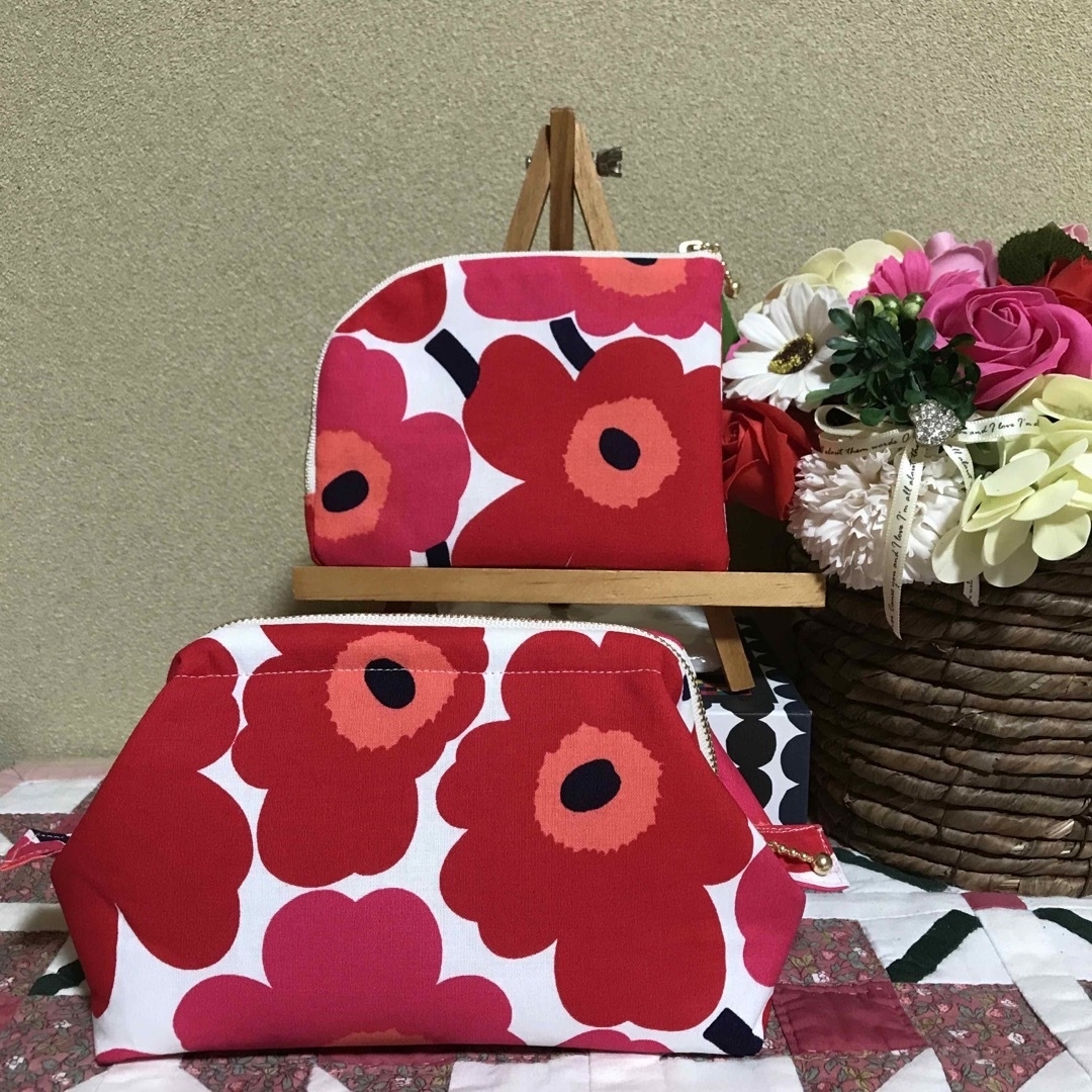 marimekko(マリメッコ)のマリメッコ    生地　ハンドメイド　定番レッド　ミニウニッコ　ポーチ2点 ハンドメイドのファッション小物(ポーチ)の商品写真