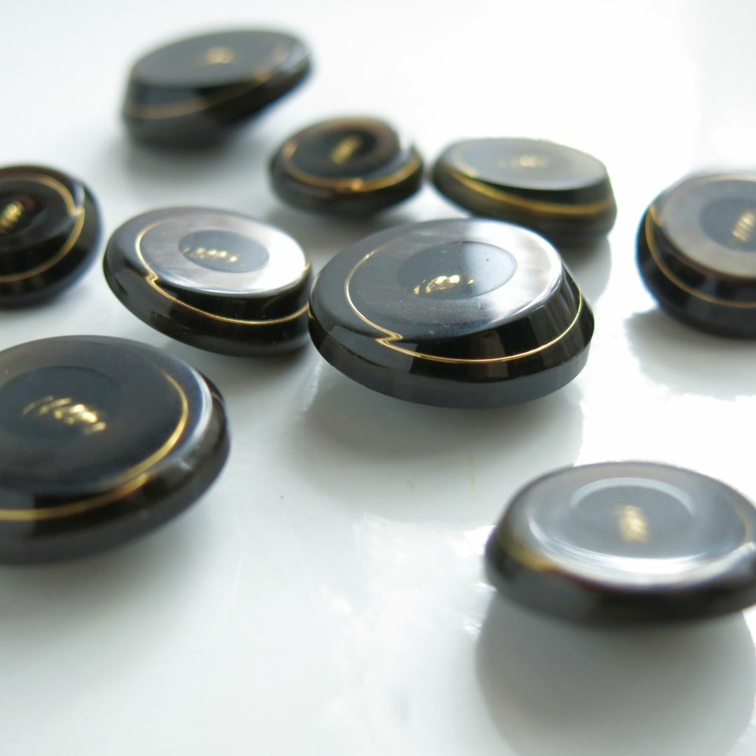 ⑥高級ボタン　ヴィンテージボタン　まとめ売り　レトロボタン　ブラウン系 ハンドメイドの素材/材料(各種パーツ)の商品写真