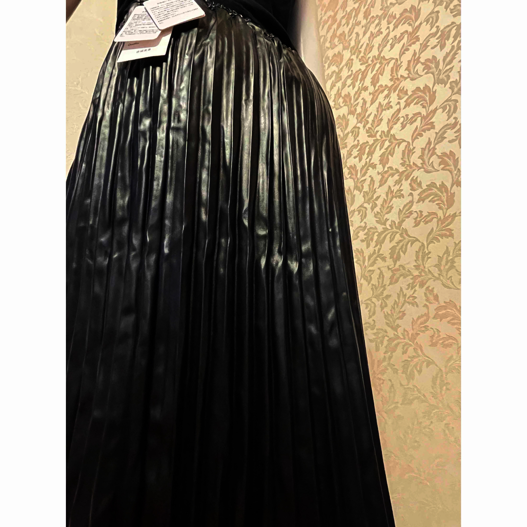 タグ付き 未使用　合成皮革 プリーツ ロング スカート レディースのスカート(ロングスカート)の商品写真