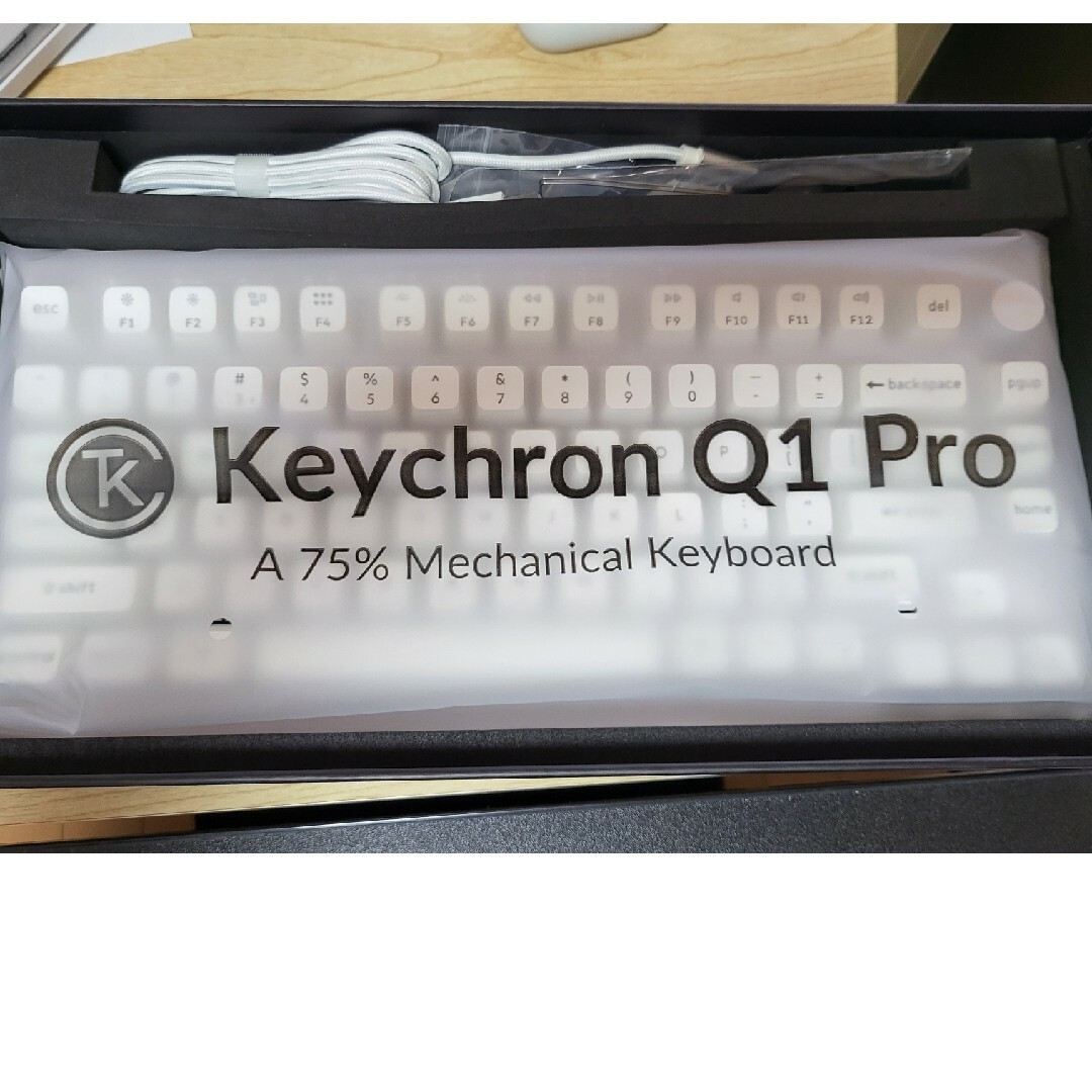 keychron Q1 pro シェルホワイト 赤軸  US配列  技適対応 スマホ/家電/カメラのPC/タブレット(PC周辺機器)の商品写真