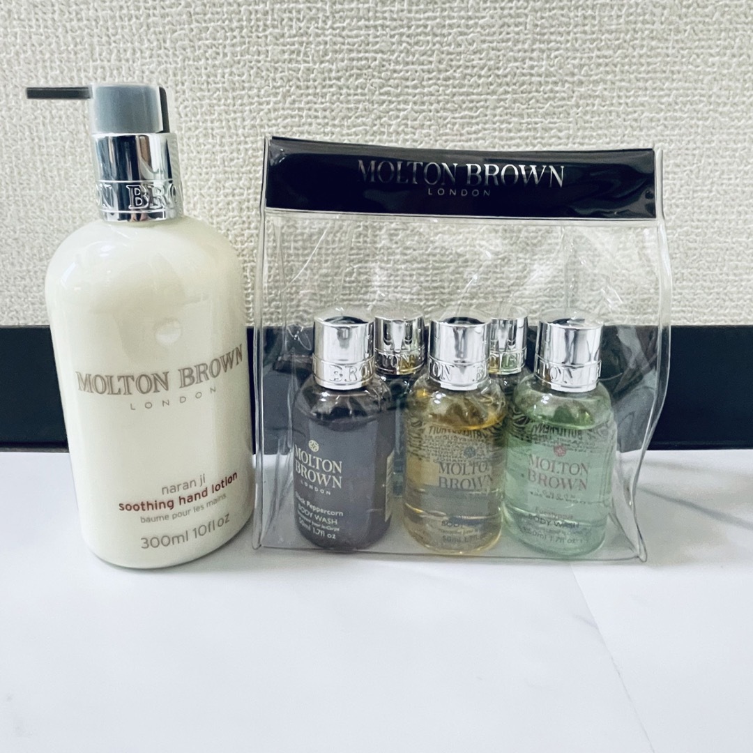 MOLTON BROWN(モルトンブラウン)のモルトンブラウン  シャワージェル5点(ポーチ付き)＆ハンドローション セット コスメ/美容のボディケア(ボディソープ/石鹸)の商品写真