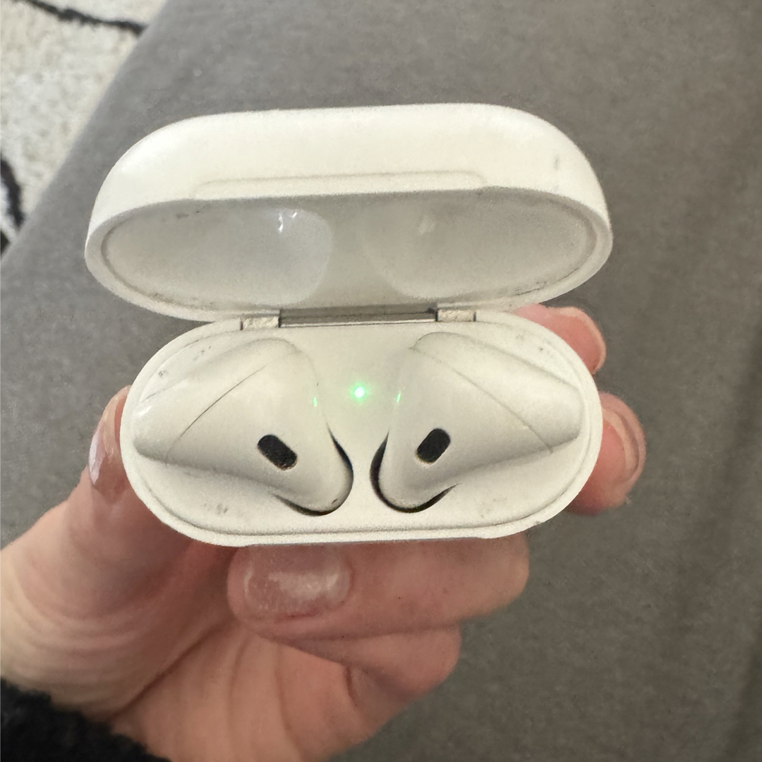 Apple(アップル)のAirPods 第二世代　正規品 スマホ/家電/カメラのオーディオ機器(ヘッドフォン/イヤフォン)の商品写真