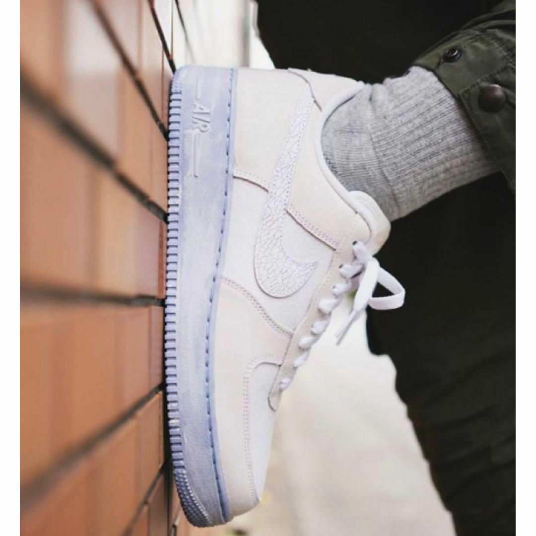 NIKE(ナイキ)の未使用★NIKE AIR FORCE 1 07 LV8 EMB メンズの靴/シューズ(スニーカー)の商品写真