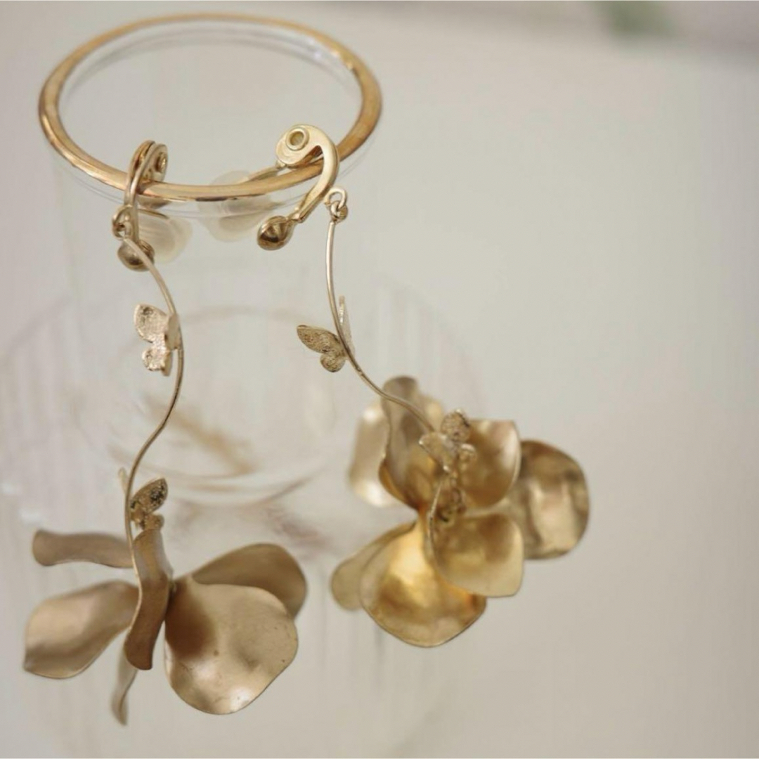 FLUA(フルア)のflua butterflyflower イヤリング レディースのアクセサリー(イヤリング)の商品写真