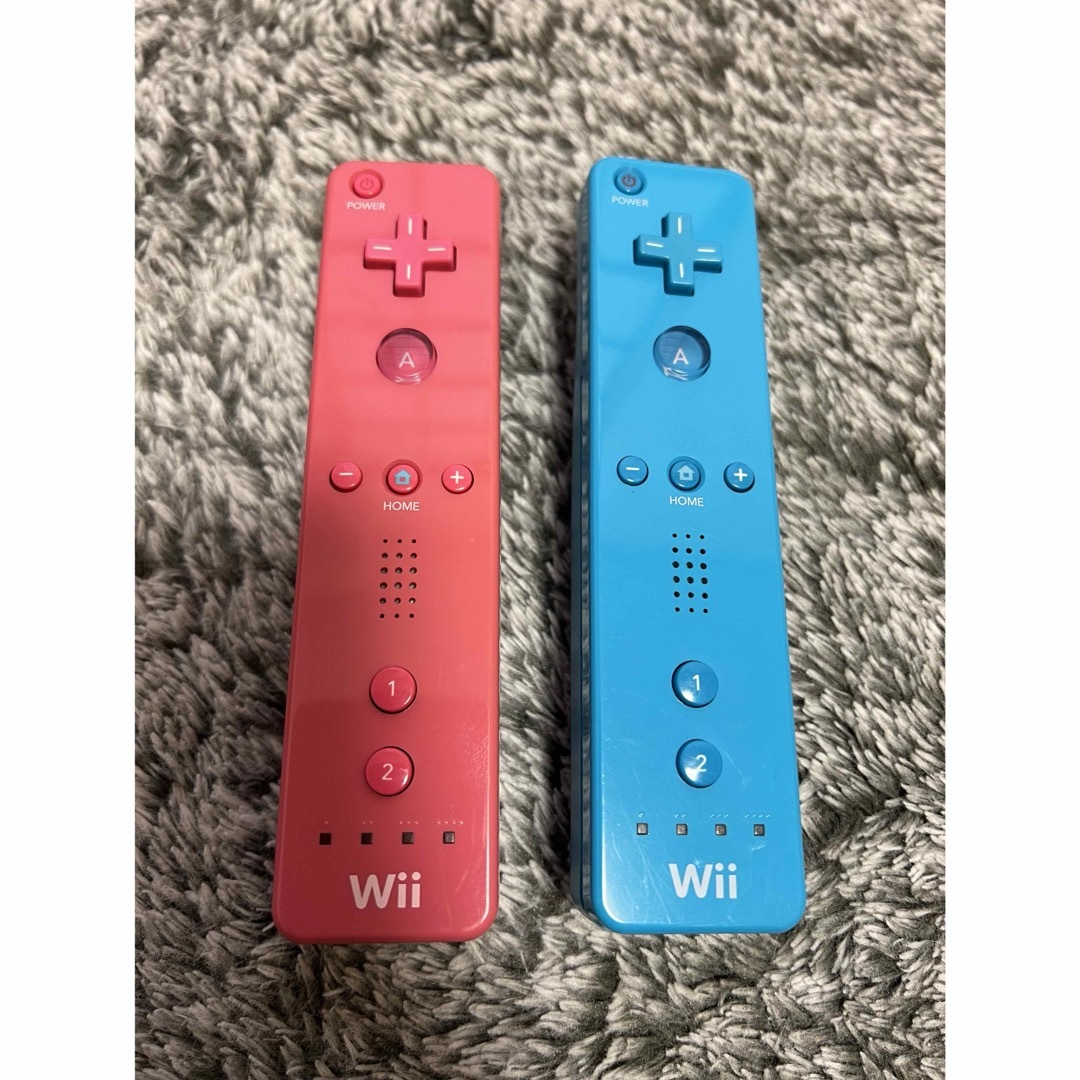 Wii(ウィー)のWii リモコン ピンク ブルーおまけwiiリモコン型TVリモコン エンタメ/ホビーのゲームソフト/ゲーム機本体(その他)の商品写真
