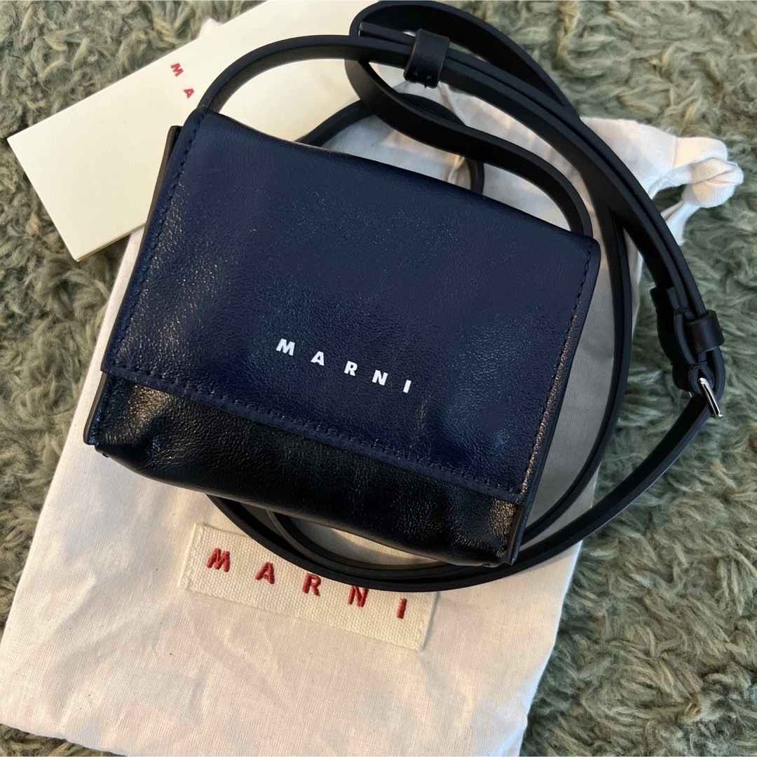 新品 MARNIネイビー&ブラック 通わす ミニ クロスボディバッグ 新品 MARNIネイビー&ブラック 通わす ミニ クロスボディバッグ