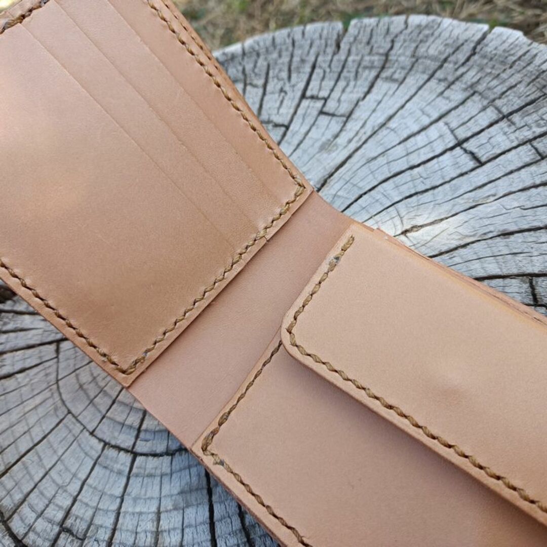本革 二つ折り財布 ウォレットロープ用ハトメ穴付き ヌメ革 メンズのファッション小物(折り財布)の商品写真