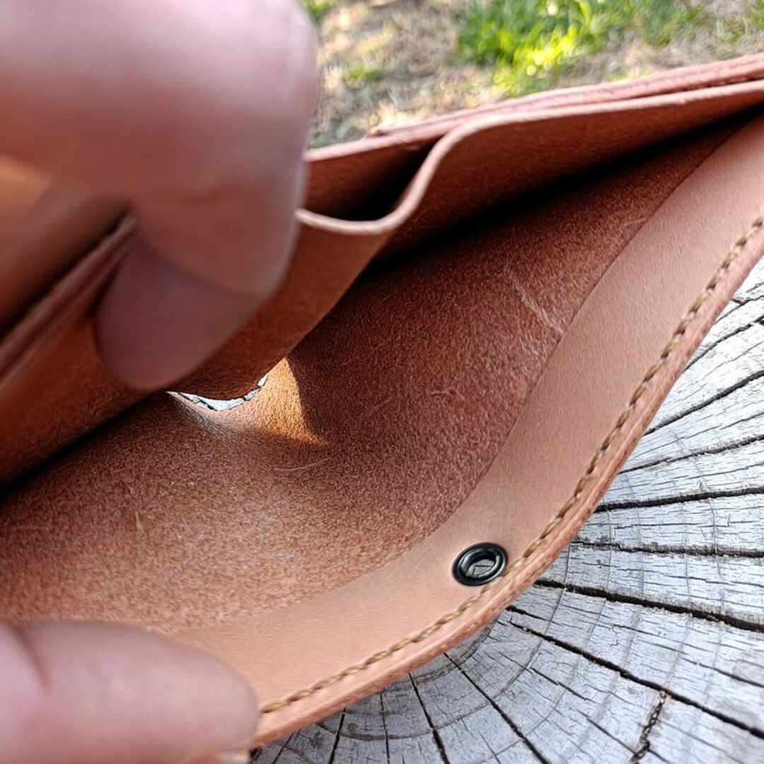 本革 二つ折り財布 ウォレットロープ用ハトメ穴付き ヌメ革 メンズのファッション小物(折り財布)の商品写真