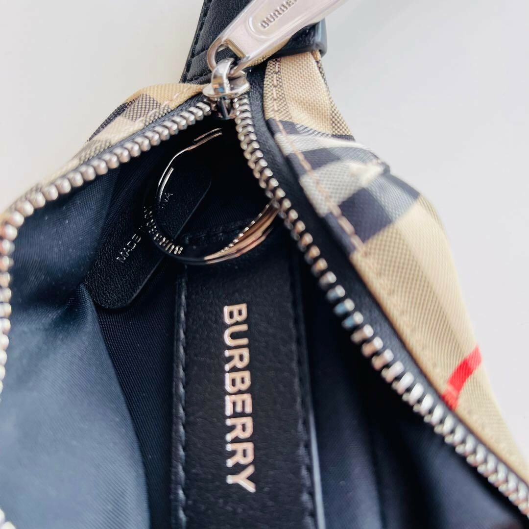 BURBERRY(バーバリー)のBURBERRY バーバリー バムバッグ型 バッグチャーム キーホルダー レディースのファッション小物(キーホルダー)の商品写真