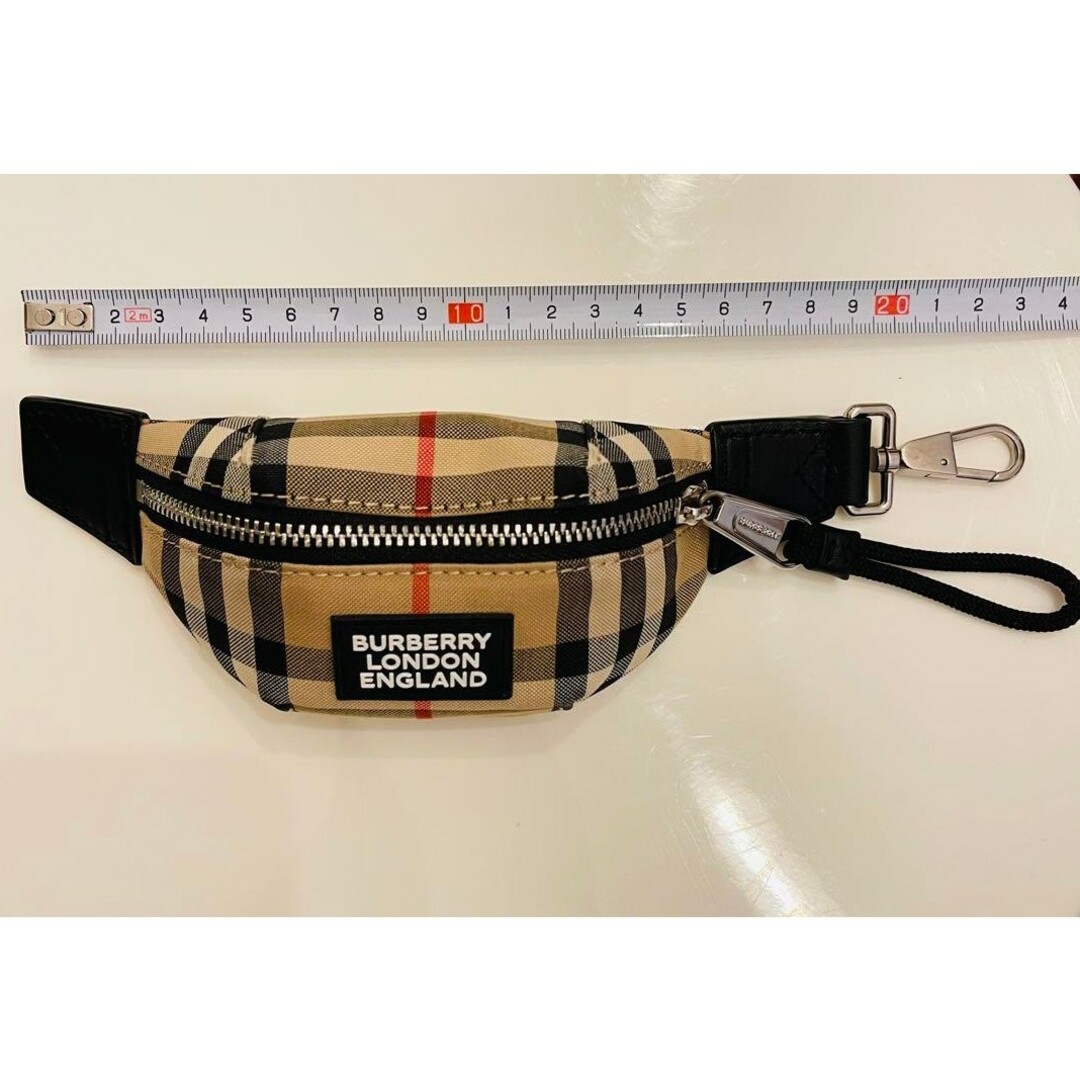 BURBERRY(バーバリー)のBURBERRY バーバリー バムバッグ型 バッグチャーム キーホルダー レディースのファッション小物(キーホルダー)の商品写真