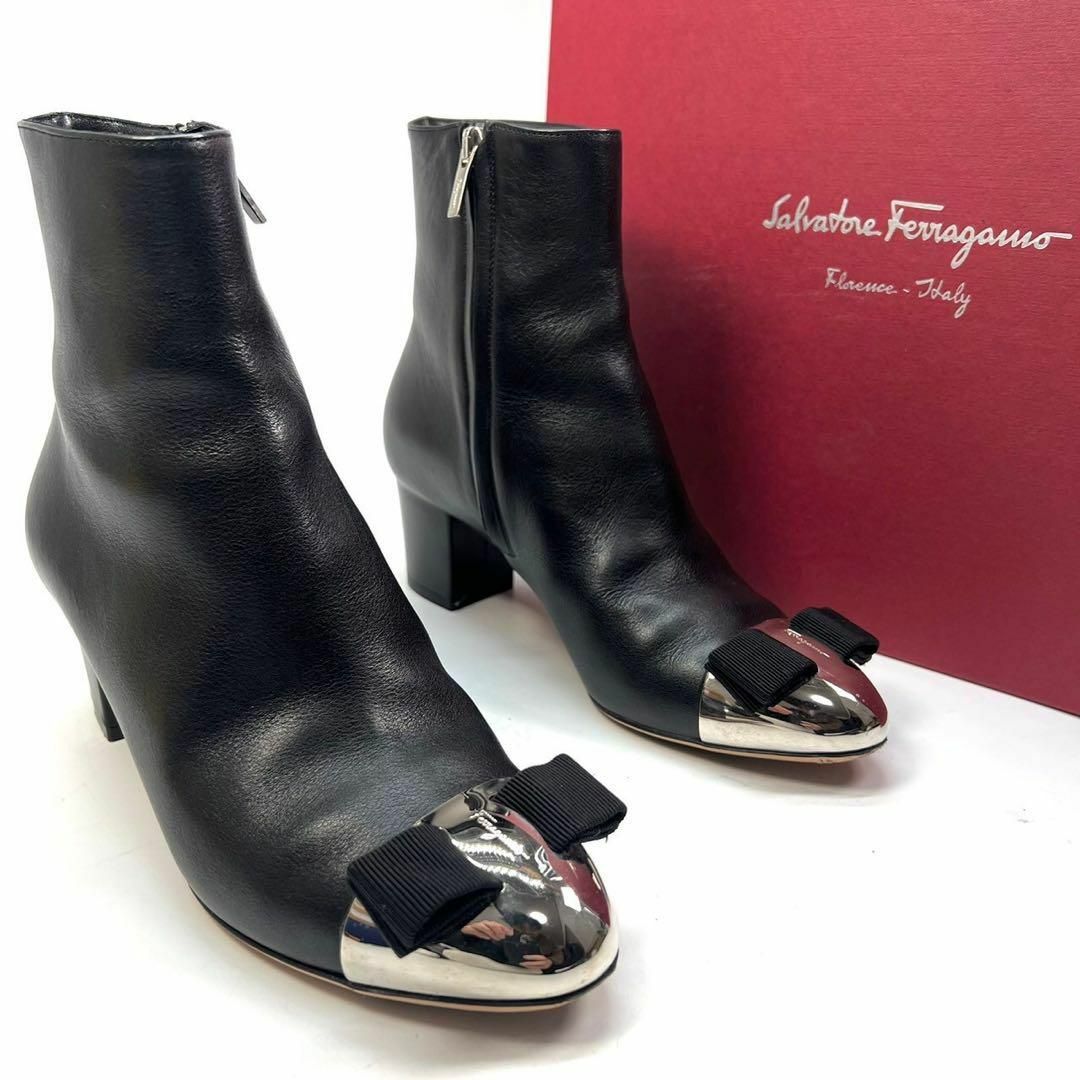 Salvatore Ferragamo(サルヴァトーレフェラガモ)のサルヴァトーレフェラガモ ショートブーツ　サイドジップ　レザー　ヴァラ レディースの靴/シューズ(ブーツ)の商品写真