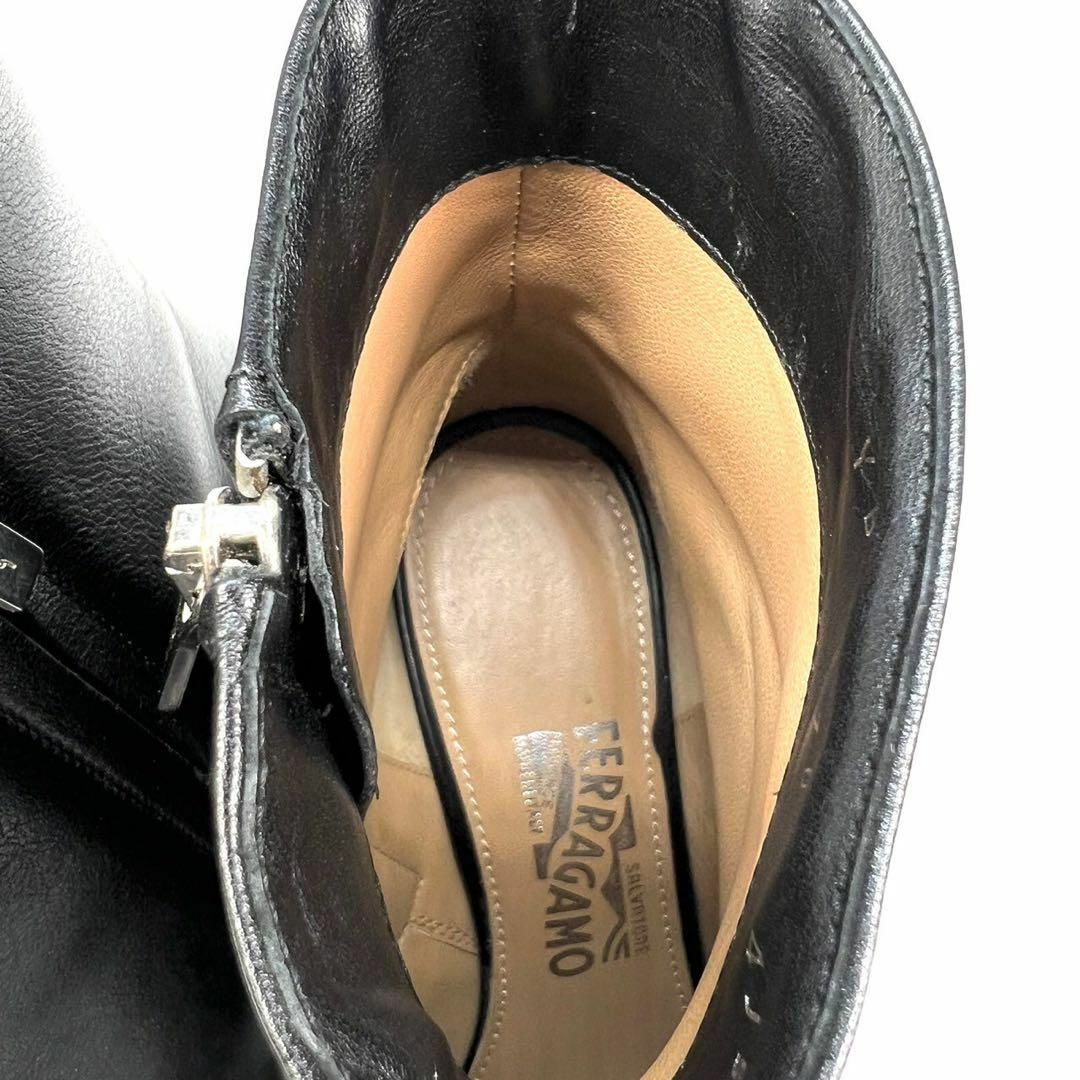 Salvatore Ferragamo(サルヴァトーレフェラガモ)のサルヴァトーレフェラガモ ショートブーツ　サイドジップ　レザー　ヴァラ レディースの靴/シューズ(ブーツ)の商品写真