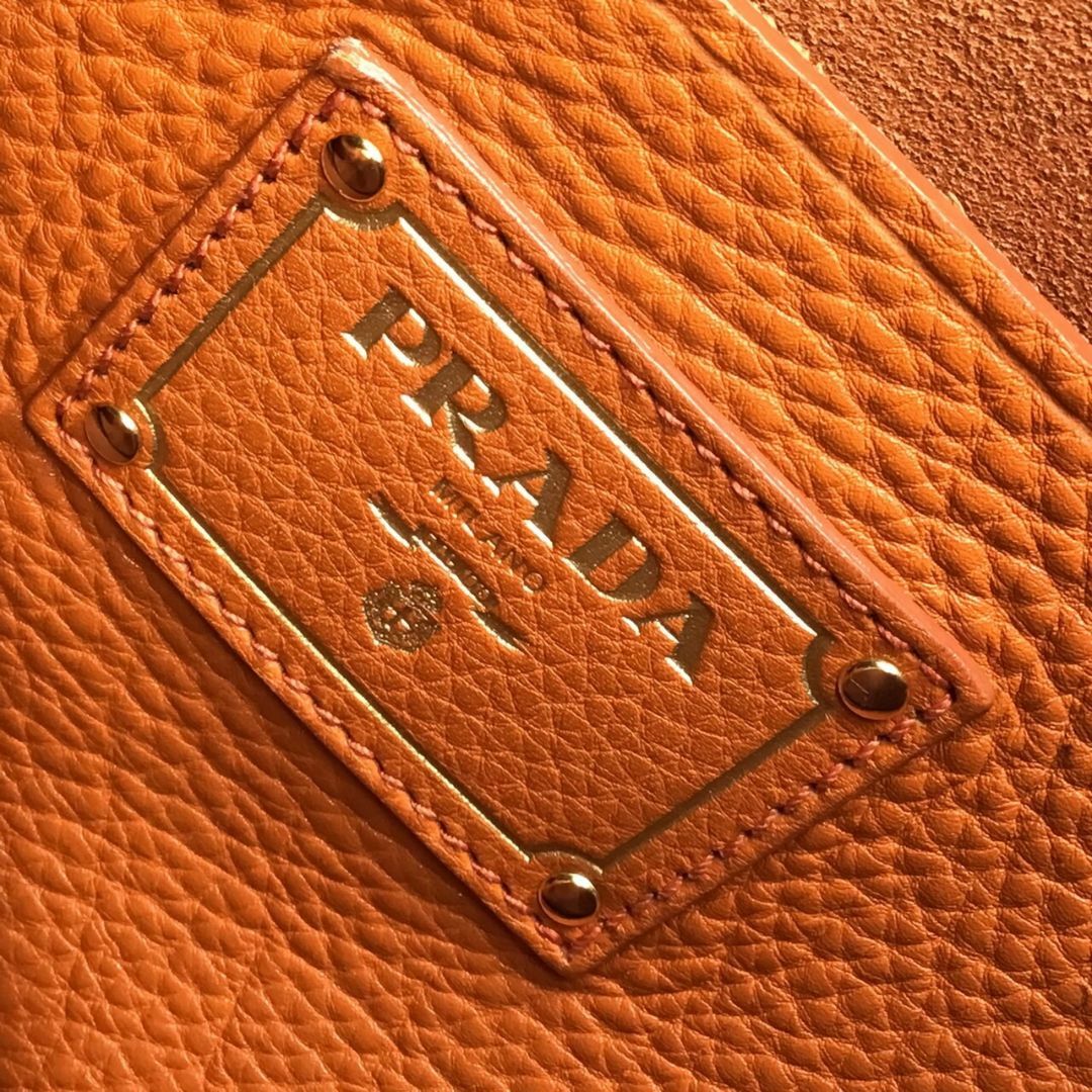 PRADA(プラダ)の【中古】PRADA　プラダ　トートバッグ　レザー　オレンジ　ハンドバッグ　バッグ　カバン　鞄　習い事バッグ　A4ファイル　メンズ　レディース　ユニセックス　 【ブランドギャラリー東心斎橋店】 メンズのバッグ(トートバッグ)の商品写真