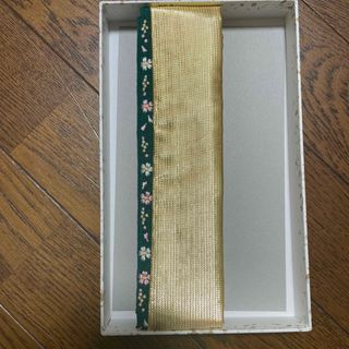 美品！半衿/重ね襟　ゴールド　グリーン　刺繍(和装小物)