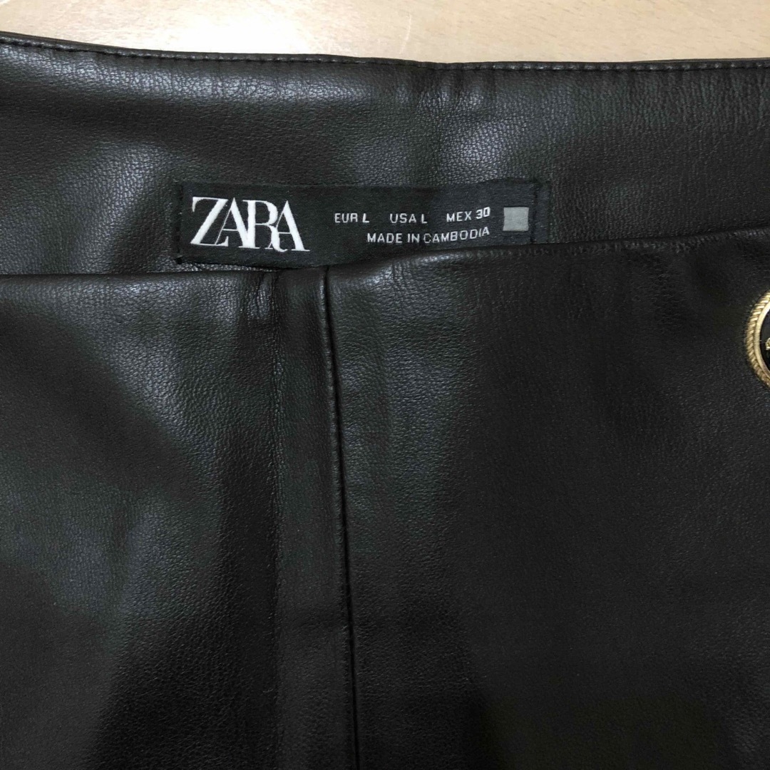 ZARA(ザラ)のZARA   レザー　ショートパンツ レディースのパンツ(ショートパンツ)の商品写真