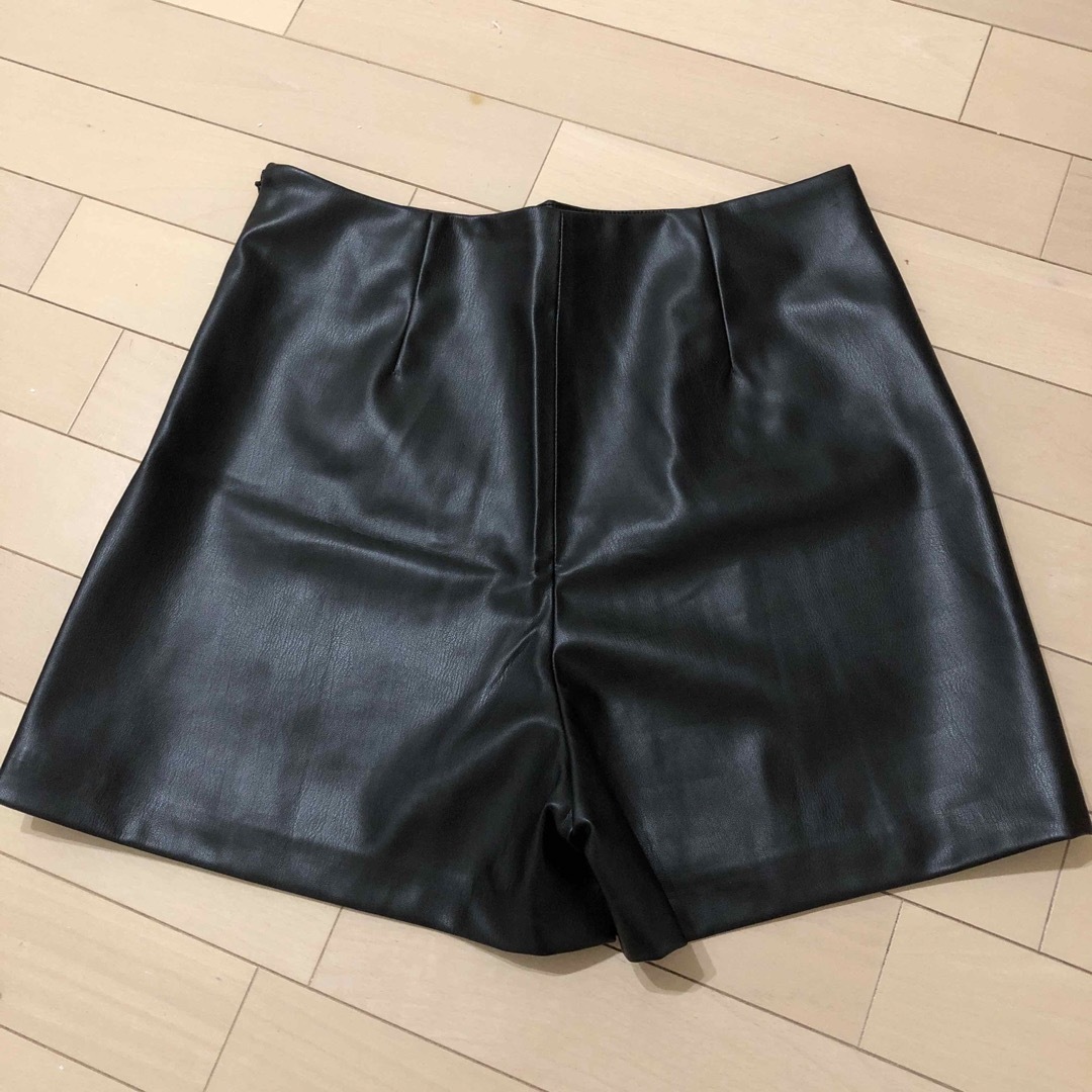 ZARA(ザラ)のZARA   レザー　ショートパンツ レディースのパンツ(ショートパンツ)の商品写真