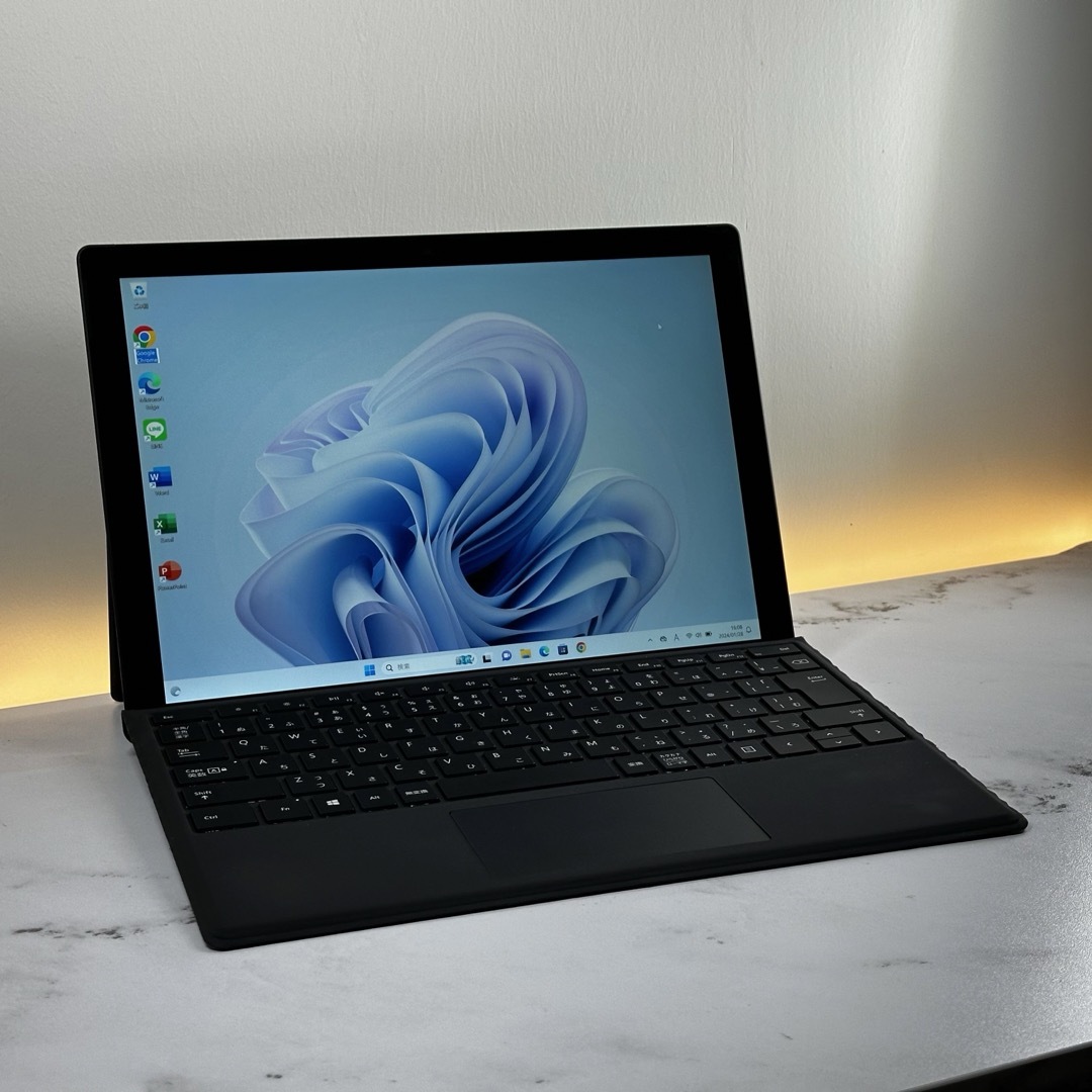 Microsoft(マイクロソフト)の即配！美品　ブラック　Surface Pro6 i5 8 SSD 256 スマホ/家電/カメラのPC/タブレット(タブレット)の商品写真