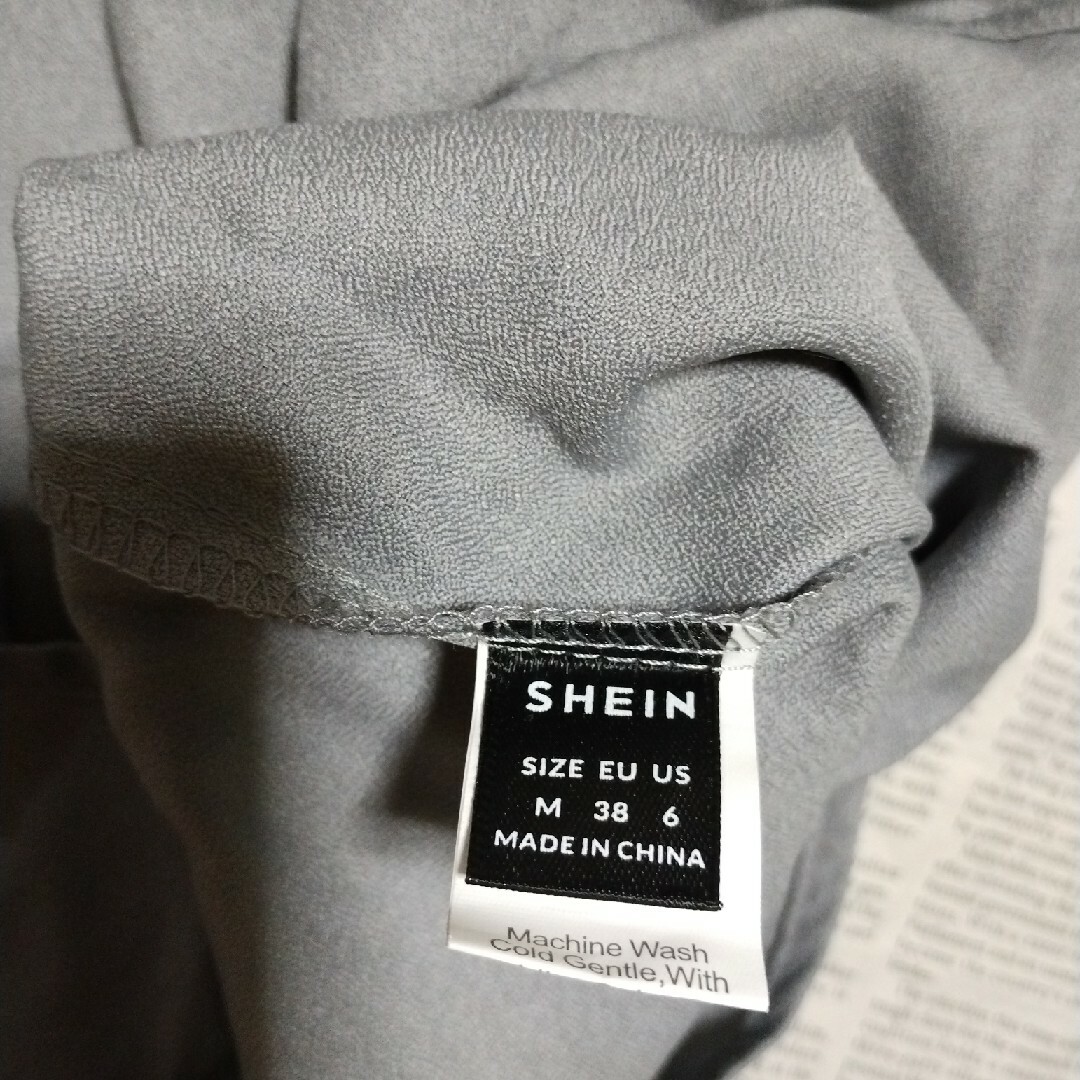 SHEIN(シーイン)の1931美品SHEINグレーボウタイリボン大人シャツ レディースのトップス(シャツ/ブラウス(長袖/七分))の商品写真