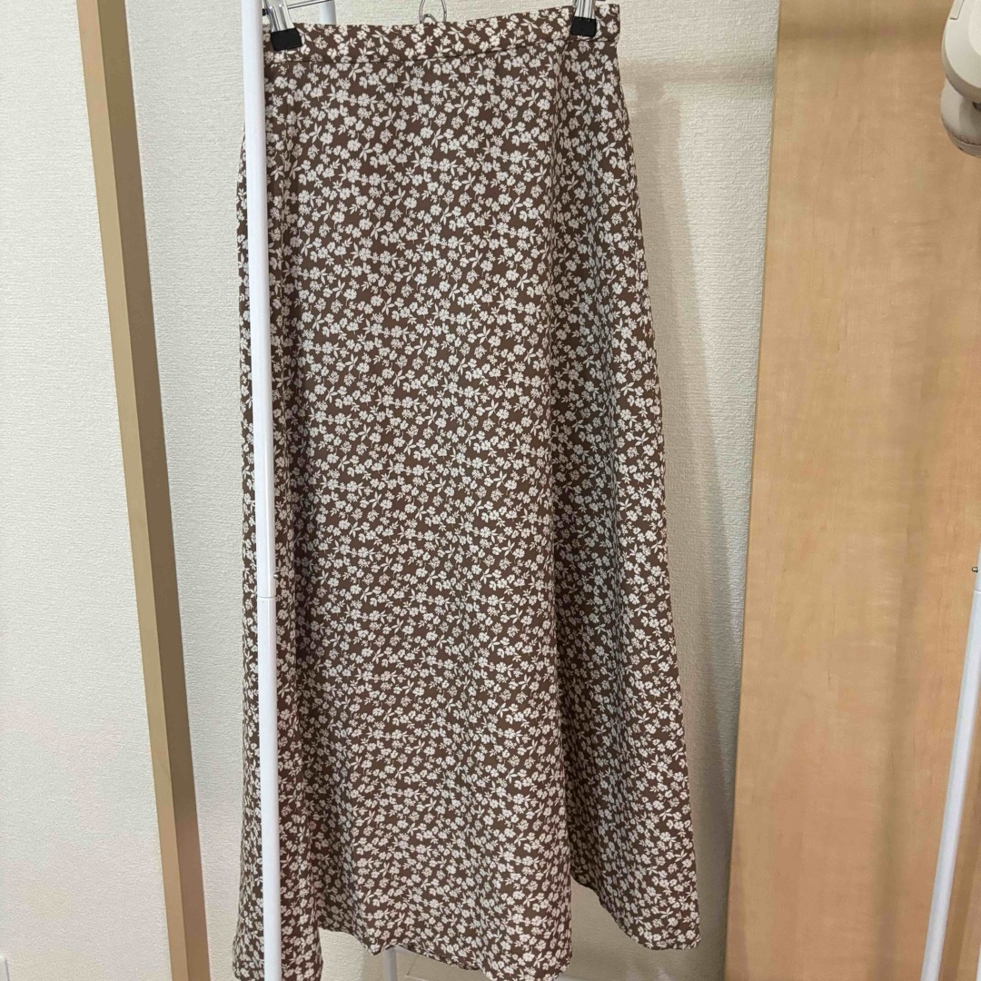 GU(ジーユー)のGU 花柄フレアスカート　プチプラ　ブラウン　小花スカート レディースのスカート(ロングスカート)の商品写真
