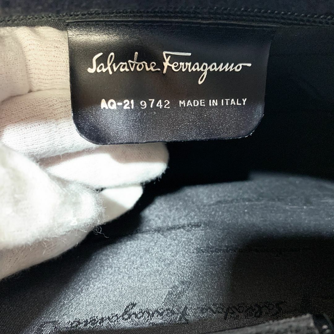 Salvatore Ferragamo(サルヴァトーレフェラガモ)の【美品】Salvatore Ferragamo フェラガモ ショルダーバッグ レディースのバッグ(ショルダーバッグ)の商品写真