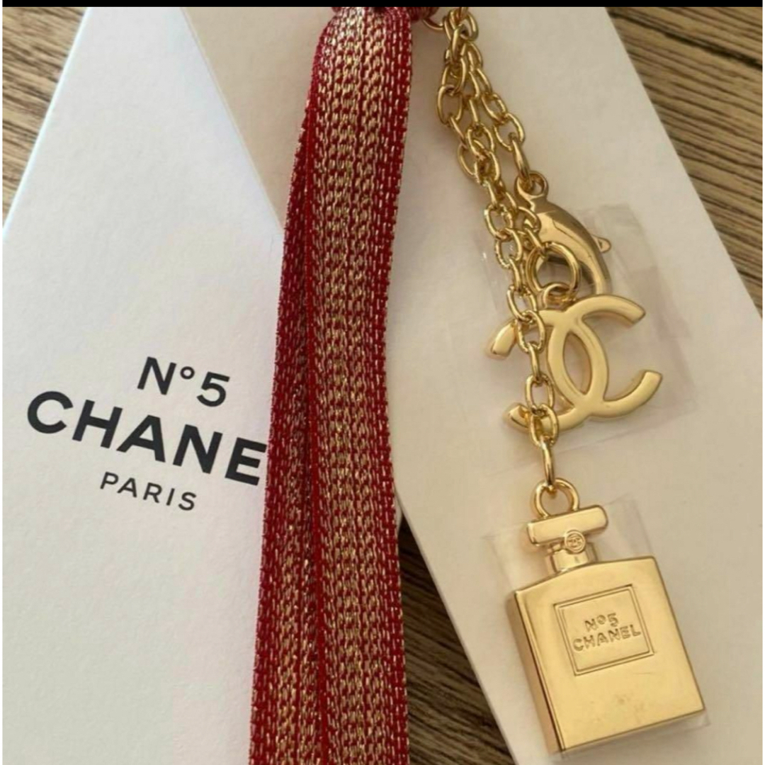 CHANEL(シャネル)のCHANEL   ノベルティ  N°5ボトルチャーム   ストラップ 限定品 レディースのアクセサリー(チャーム)の商品写真