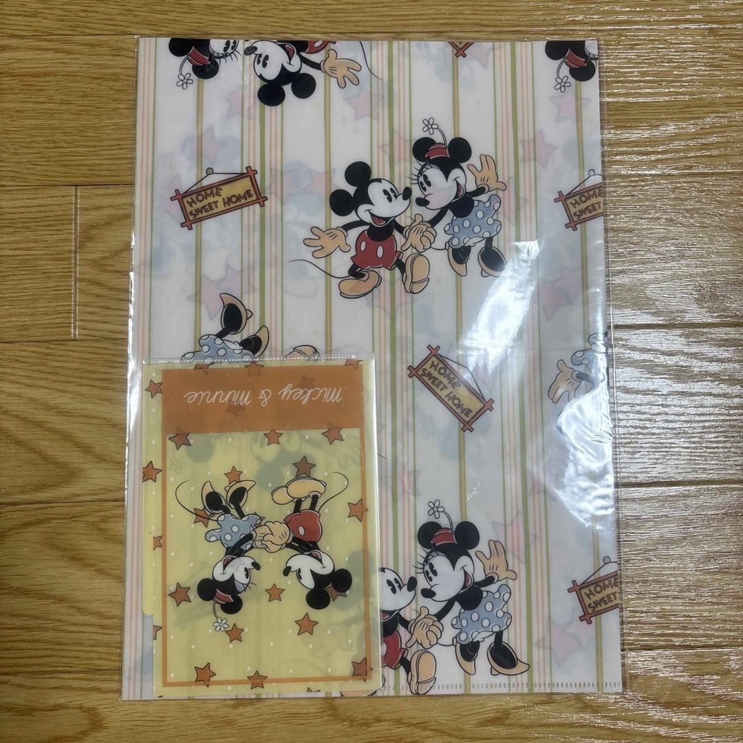 Disney(ディズニー)の新品　ディズニーストア　クリアファイル　2枚セット　ミッキー　ミニー エンタメ/ホビーのおもちゃ/ぬいぐるみ(キャラクターグッズ)の商品写真