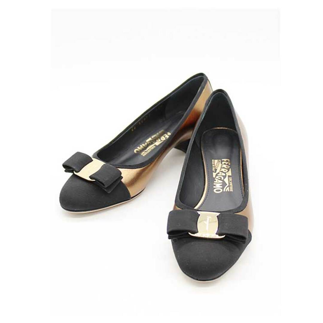 Ferragamo(フェラガモ)の【新入荷】★FERRAGAMO/フェラガモ★ヴァラリボンバイカラーパンプス/シンプル/上品/クラシカル/パンプス/シューズ/靴  ブラック×ゴールド/黒×金 レディース 5 1/2D【中古】春夏秋冬 721042 レディースの靴/シューズ(その他)の商品写真