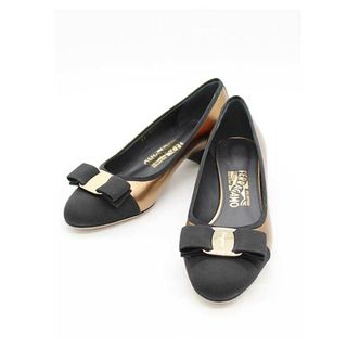 フェラガモ(Ferragamo)の【新入荷】★FERRAGAMO/フェラガモ★ヴァラリボンバイカラーパンプス/シンプル/上品/クラシカル/パンプス/シューズ/靴  ブラック×ゴールド/黒×金 レディース 5 1/2D【中古】春夏秋冬 721042(その他)