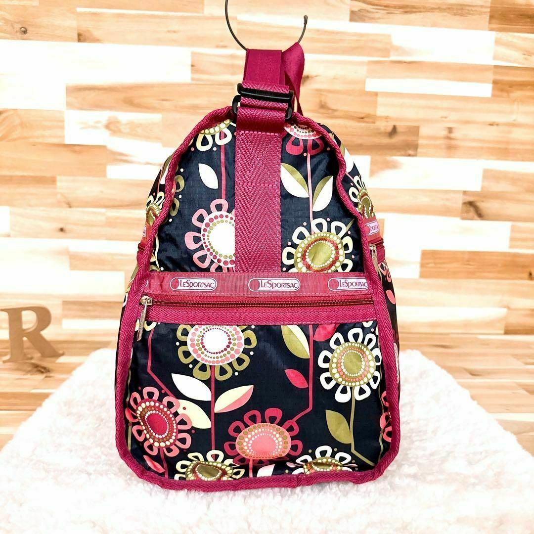 LeSportsac(レスポートサック)の大容量【レスポートサック】花畑 花柄 フラワーモチーフ ボストンバッグ 赤紫×黒 レディースのバッグ(ボストンバッグ)の商品写真