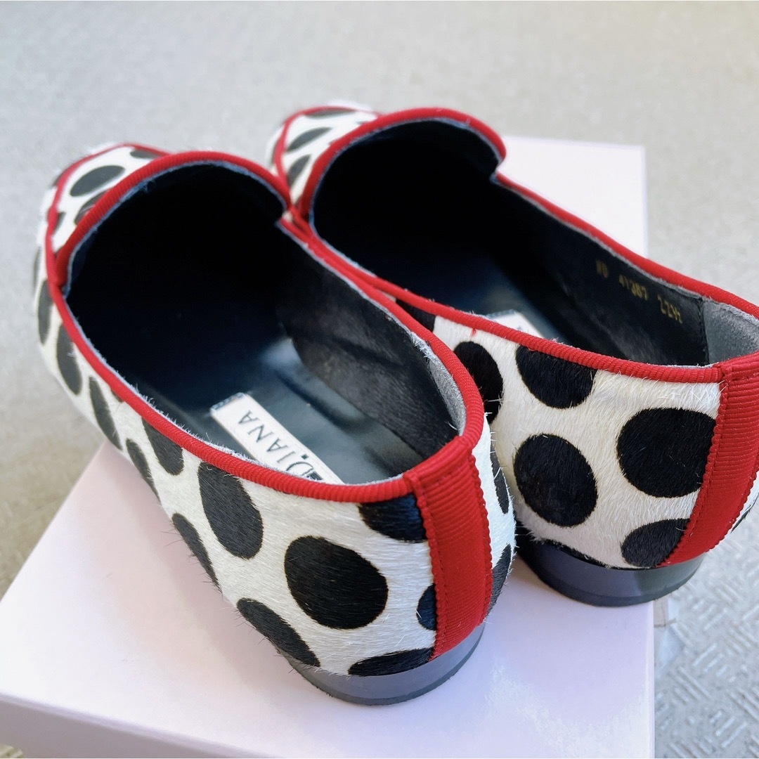 DIANA(ダイアナ)の【美品】ダイアナ《DIANA》ドット柄ローパンプス、フラットシューズ、黒 赤 レディースの靴/シューズ(ローファー/革靴)の商品写真