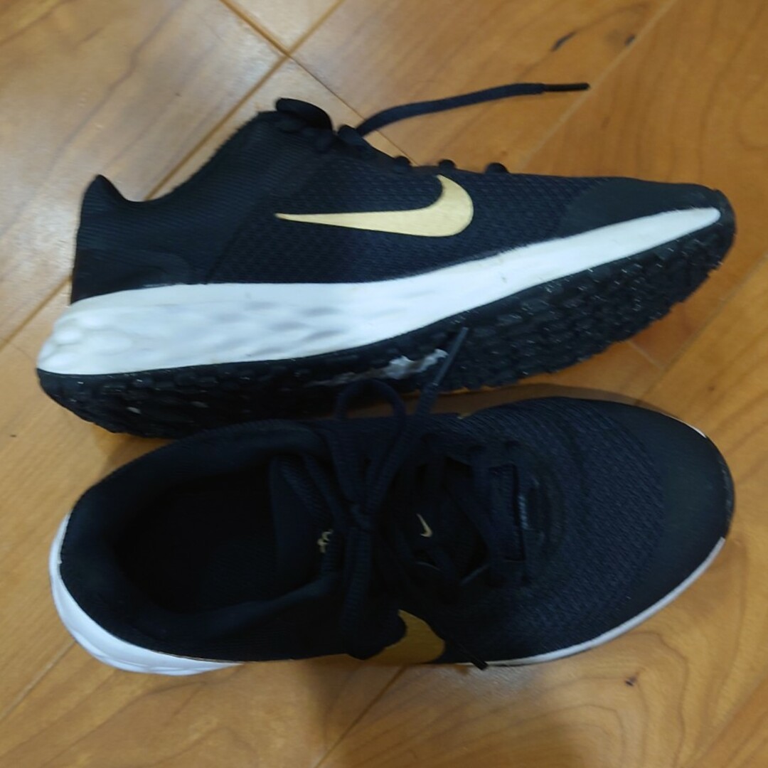 NIKE(ナイキ)の美品☆NIKE スニーカー メッシュ ブラックゴールド キッズ/ベビー/マタニティのキッズ靴/シューズ(15cm~)(スニーカー)の商品写真