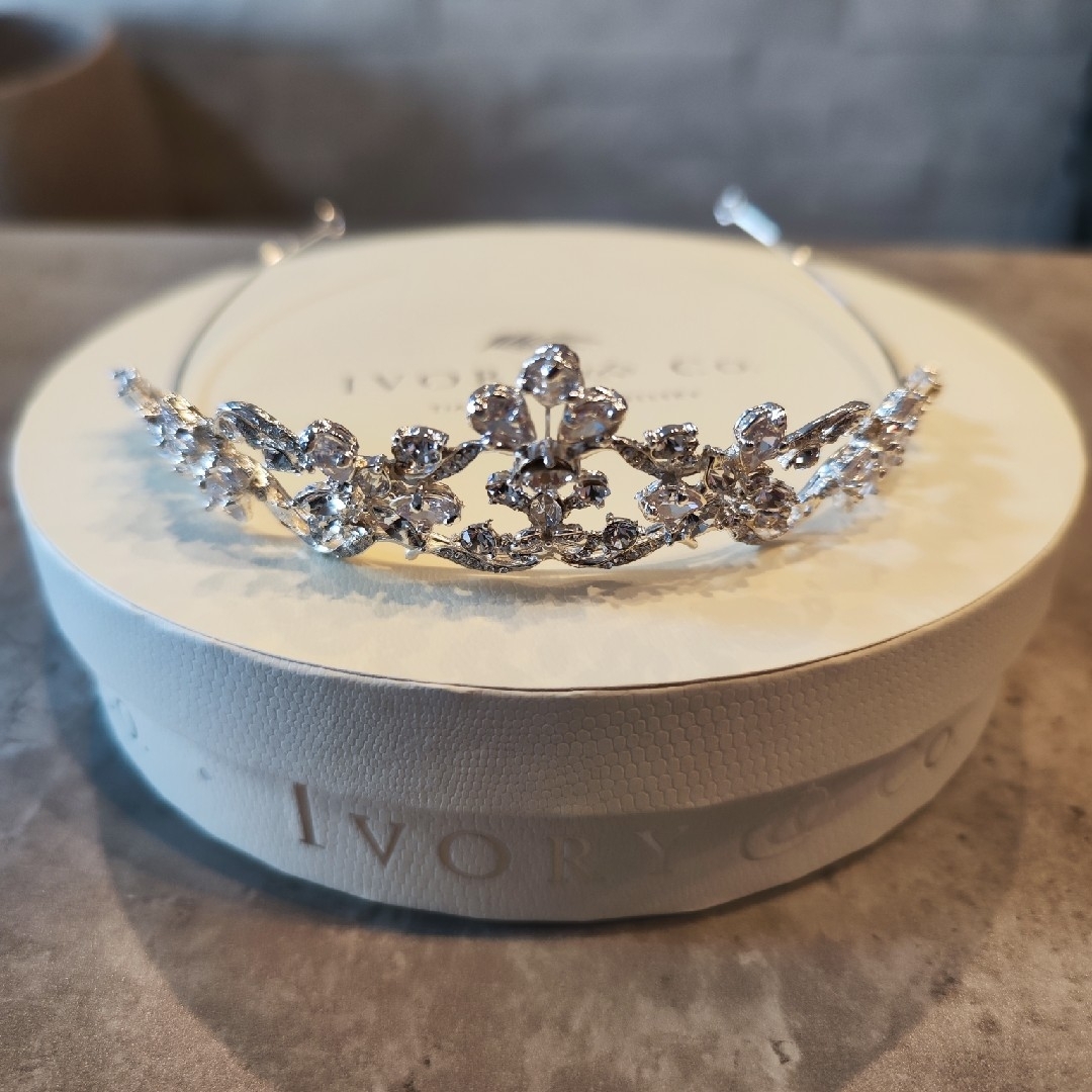 Vera Wang(ヴェラウォン)のIvory & Co. Adelle ティアラ　結婚式 ハンドメイドのウェディング(ヘッドドレス/ドレス)の商品写真