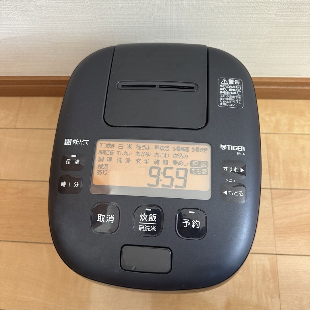 TIGER(タイガー)のタイガー魔法瓶 炊飯器 JPI-A100 KO 黒　2020年製 5.5合 スマホ/家電/カメラの調理家電(炊飯器)の商品写真