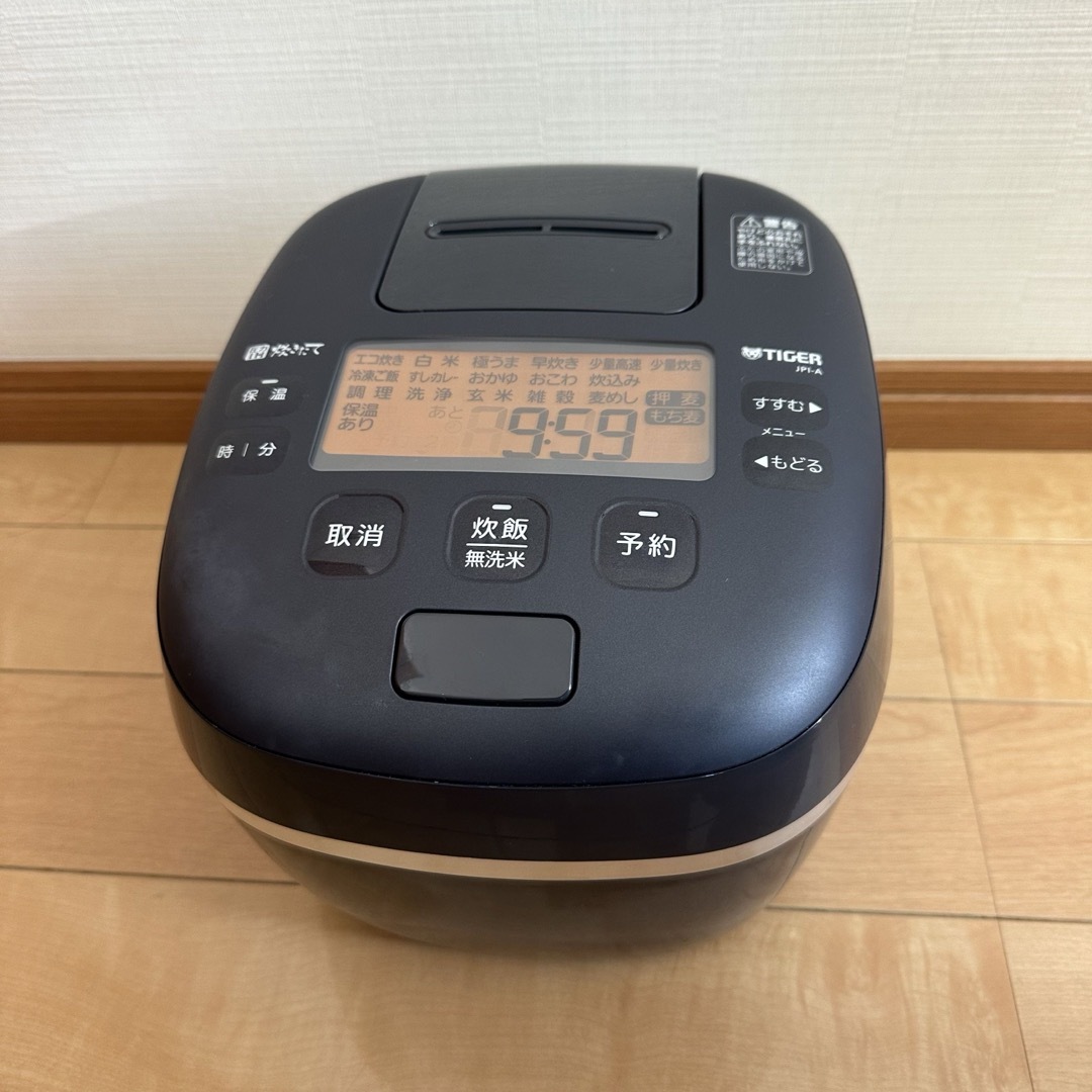 TIGER(タイガー)のタイガー魔法瓶 炊飯器 JPI-A100 KO 黒　2020年製 5.5合 スマホ/家電/カメラの調理家電(炊飯器)の商品写真