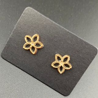 a10 300円 ピアス　花　フラワー　ゴールド　ワンポイント　樹脂ポスト(ピアス)