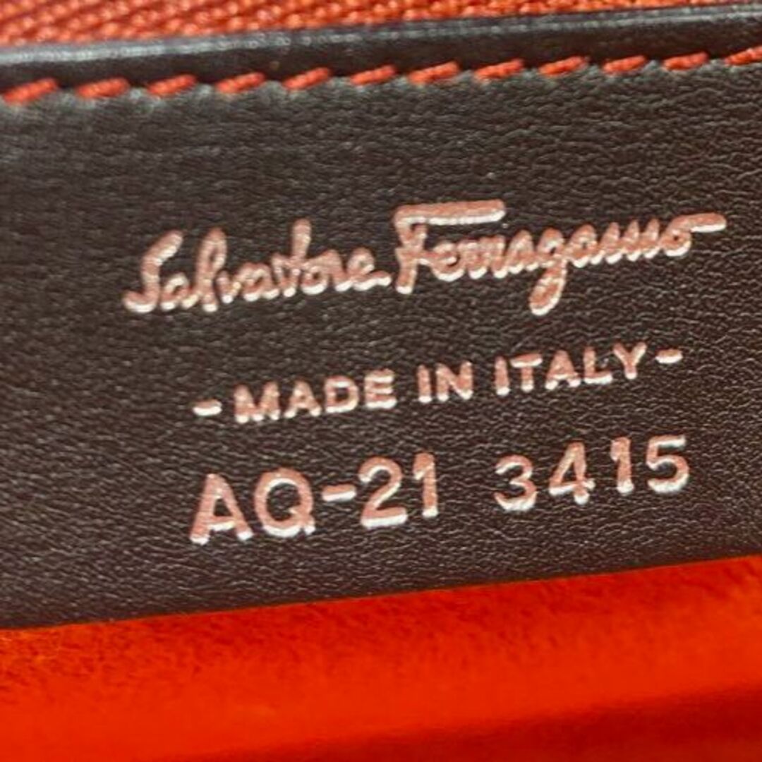 Salvatore Ferragamo(サルヴァトーレフェラガモ)の【中古】Salvatore Ferragamo サルヴァトーレフェラガモ ハンドバッグ　フェラガモ ショルダーバッグ ガンチーニ ハンドバッグ パイソン　希少　レア　ブラック　シルバー金具　ロゴ　着物　パーティ　スエード　黒　赤　レッド 【ブランドギャラリー東心斎橋店】 レディースのバッグ(ハンドバッグ)の商品写真