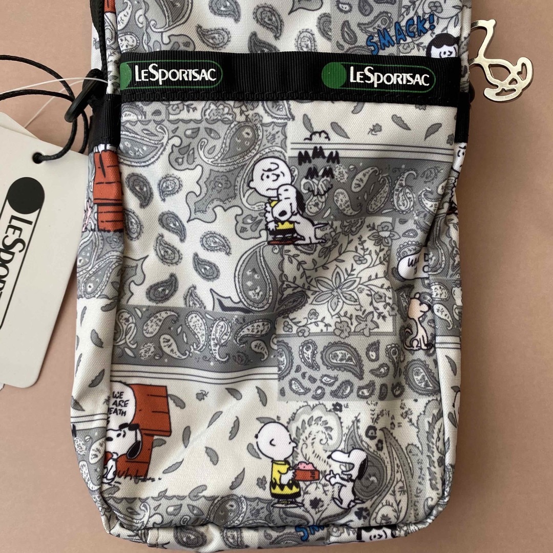 LeSportsac(レスポートサック)の[新品] レスポートサック　スヌーピースマホショルダーバッグ　ペイズリー柄　 レディースのバッグ(ショルダーバッグ)の商品写真