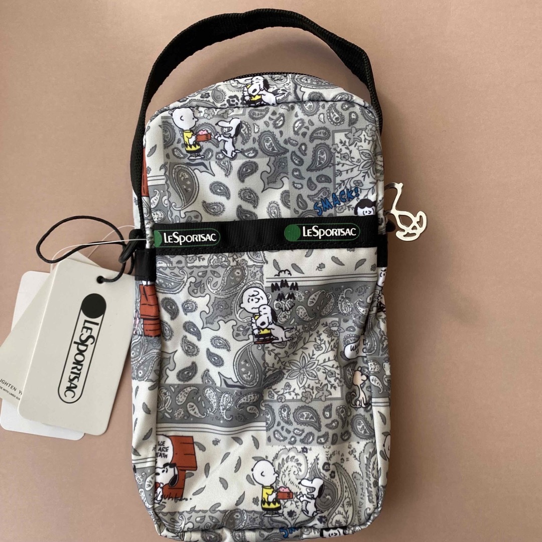 LeSportsac(レスポートサック)の[新品] レスポートサック　スヌーピースマホショルダーバッグ　ペイズリー柄　 レディースのバッグ(ショルダーバッグ)の商品写真