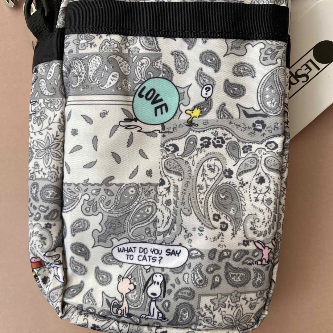 LeSportsac(レスポートサック)の[新品] レスポートサック　スヌーピースマホショルダーバッグ　ペイズリー柄　 レディースのバッグ(ショルダーバッグ)の商品写真