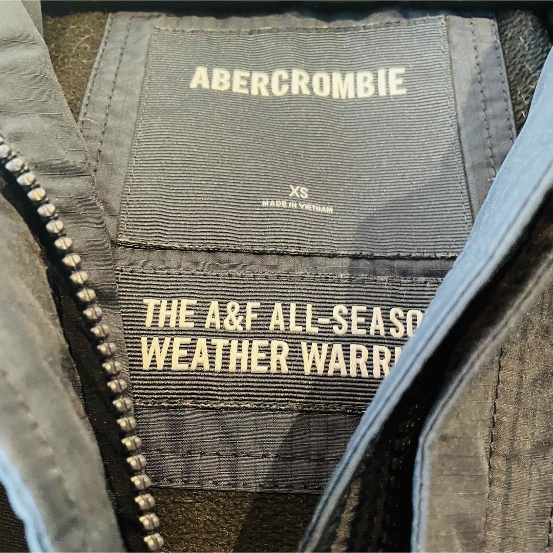 Abercrombie&Fitch(アバクロンビーアンドフィッチ)の断捨離中！アバクロ　ダウンジャケット　ネイビー レディースのジャケット/アウター(ダウンジャケット)の商品写真